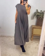 Einfaches einfarbiges Plisseekleid