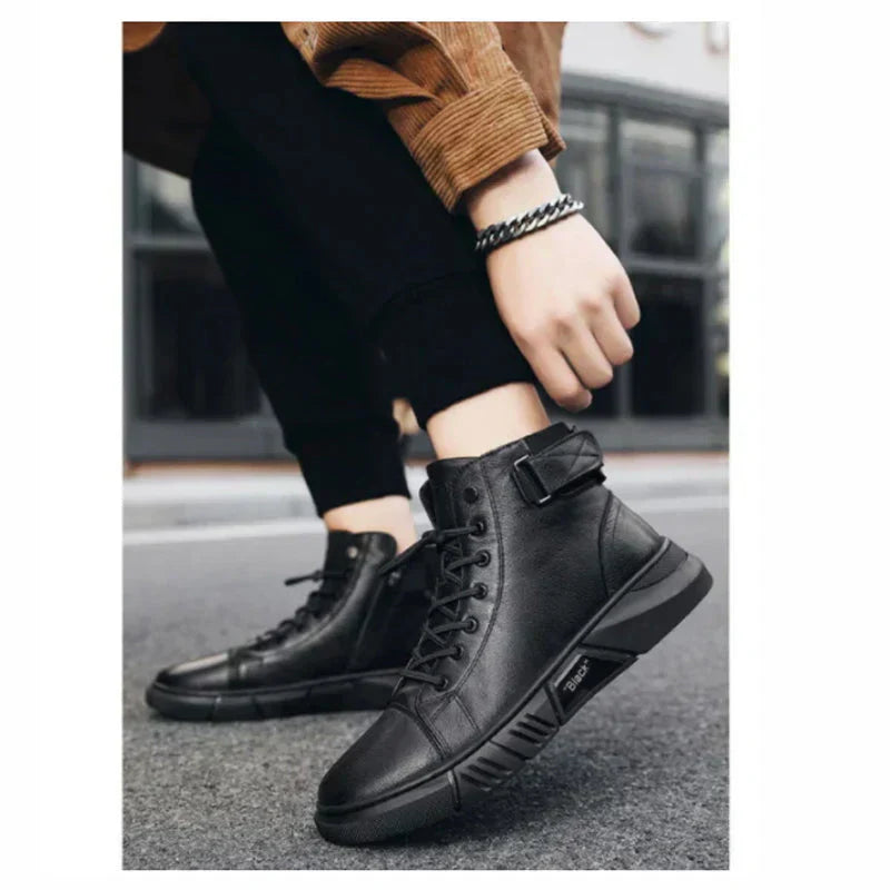 Schwarze hohe Turnschuhe