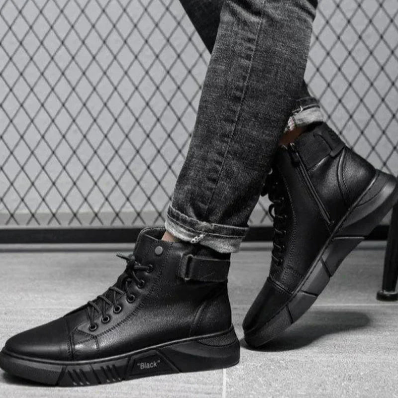 Schwarze hohe Turnschuhe