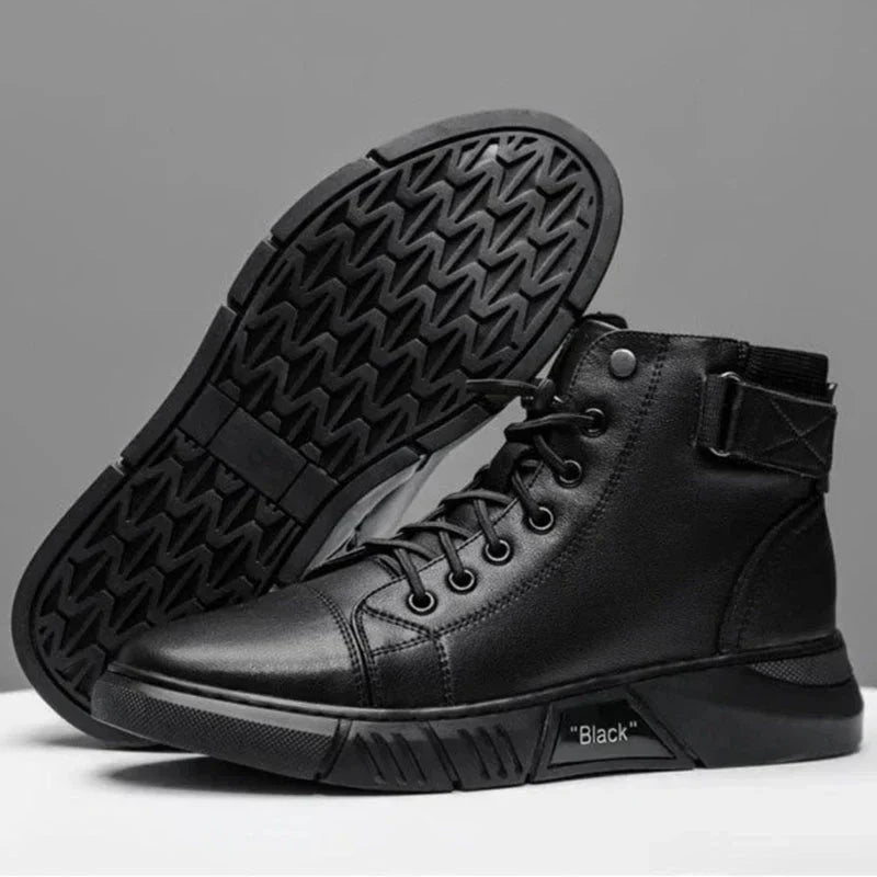 Schwarze hohe Turnschuhe