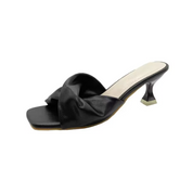 Sandalen mit Twist-Riemen und Absatz