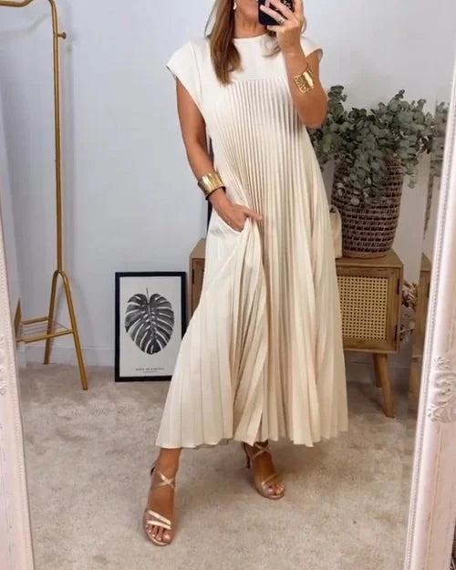 Einfaches einfarbiges Plisseekleid