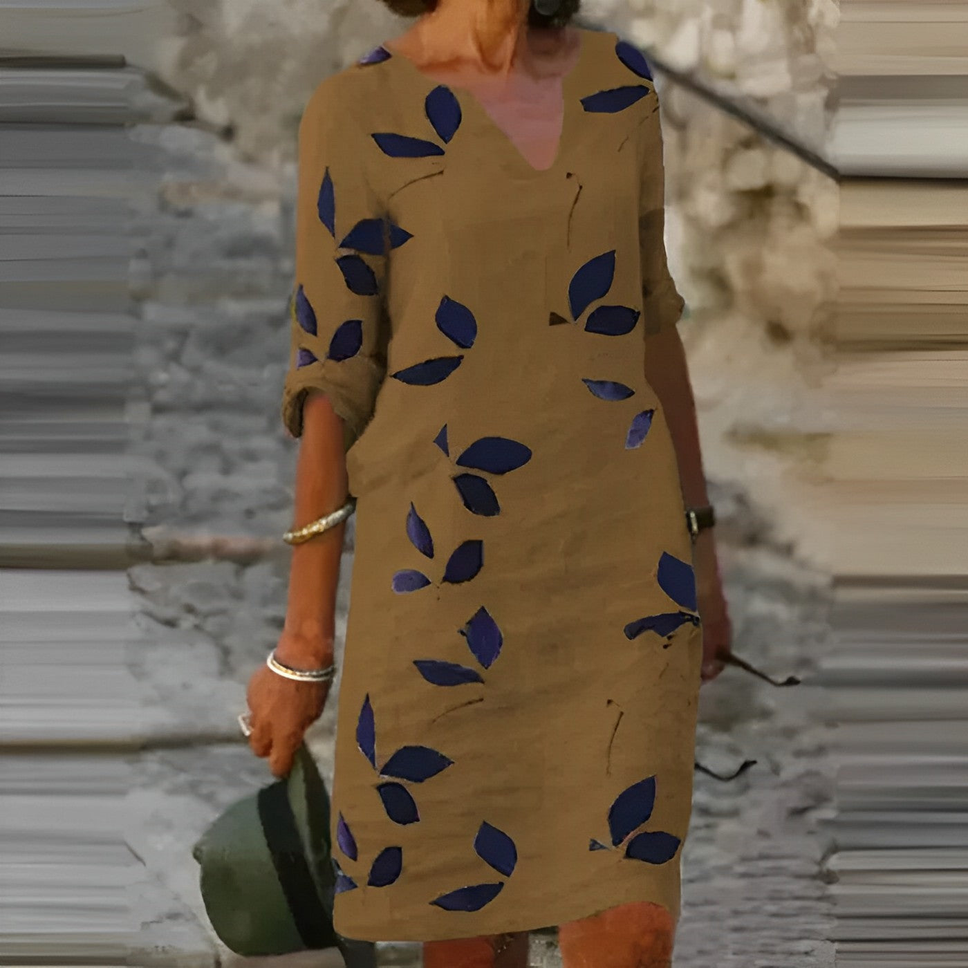 Bedrucktes Sommerkleid mit V-Ausschnitt