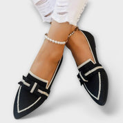 Schicke flache Knotenschuhe