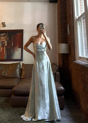 Tailliertes Satin Maxikleid