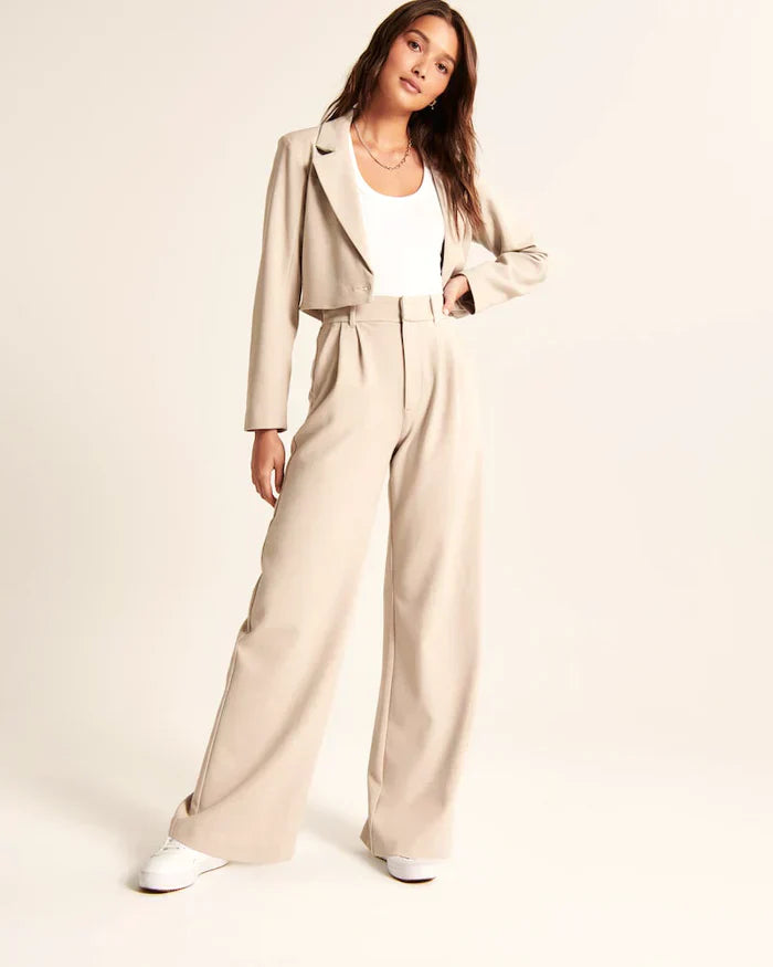 Figurbetonte Hose mit weitem Bein