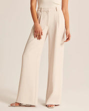 Figurbetonte Hose mit weitem Bein