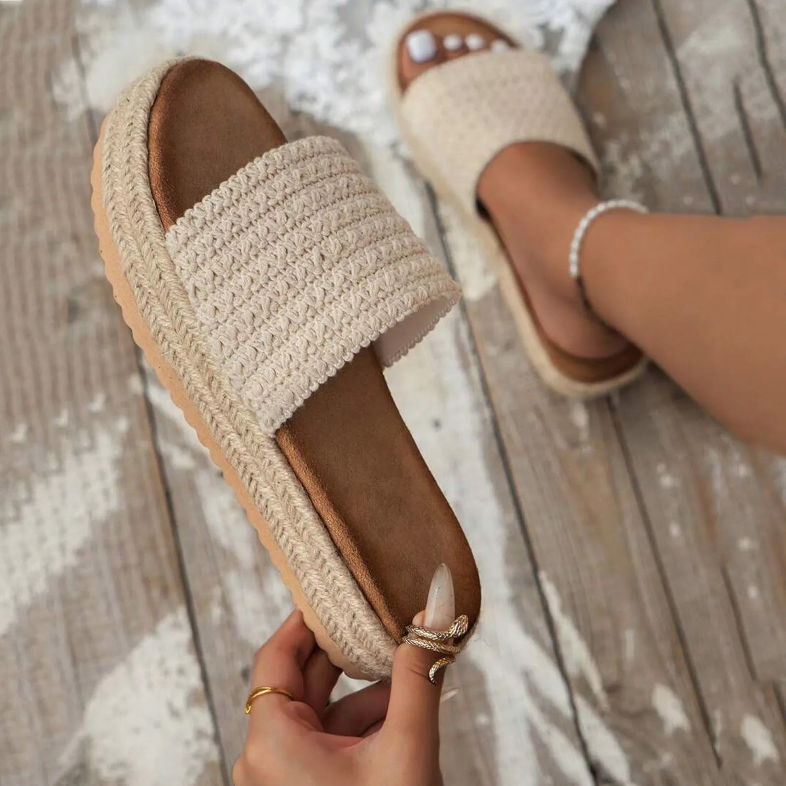 Bequeme Beige Plateausandalen