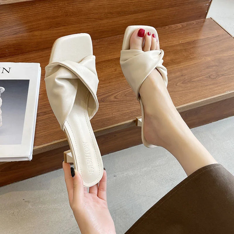 Sandalen mit Twist-Riemen und Absatz