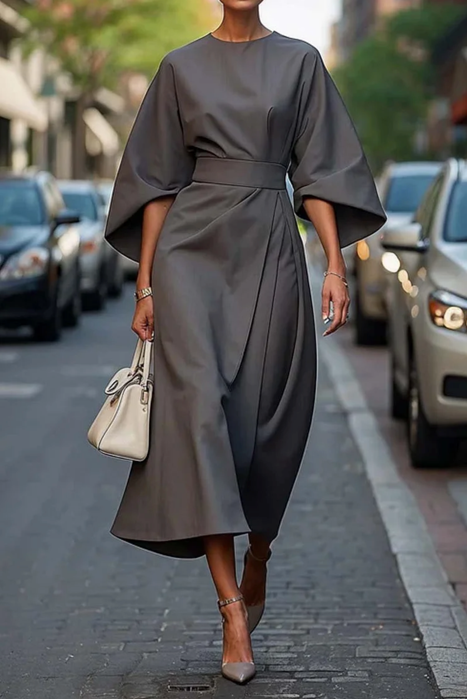 Raffiniertes Kleid mit weiten Ärmeln