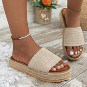 Bequeme Beige Plateausandalen