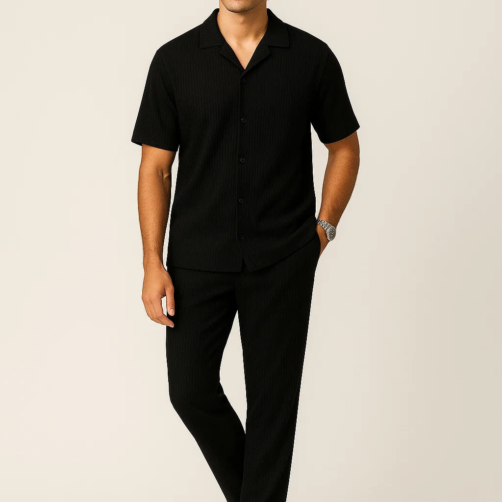 Zweiteiliges_Set_aus_Rippstrick_Polo_und_Hose_Black.webp