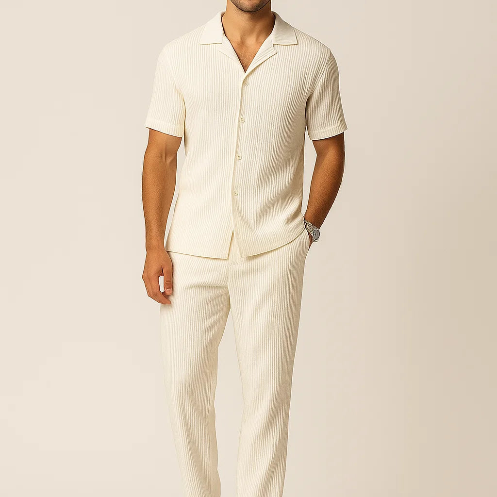 Zweiteiliges_Set_aus_Rippstrick_Polo_und_Hose_White.webp