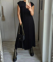 Einfaches einfarbiges Plisseekleid