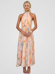 Fließendes Neckholderkleid